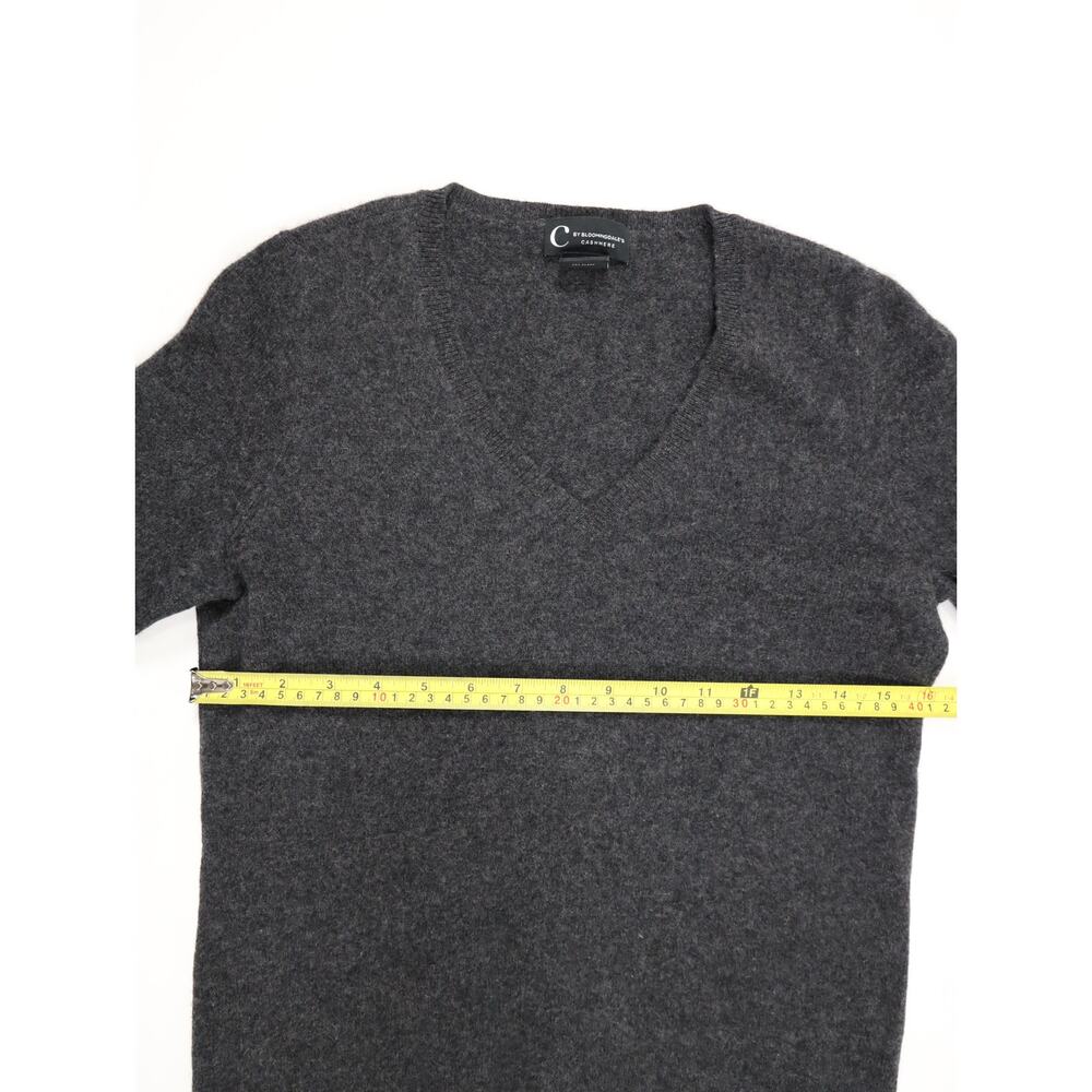 Quiet Luxury Cashmere V-Neck Sweater C by Bloomingdale’s Charcoal Gray Capsule - Picture 11 of 13